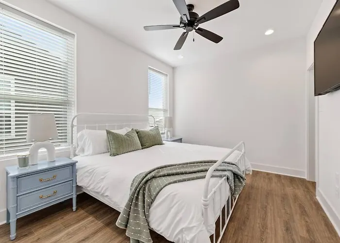Cypress House*cozy, Chic, And Yours To Book Now! *